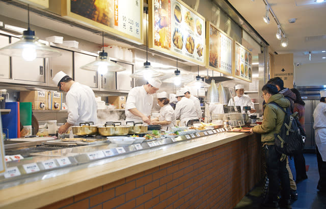 店內採取自助式，客人在餐檯挑選想要的品項，現點現做的餐點相當美味，約一季更換一次菜色，增加新鮮感。