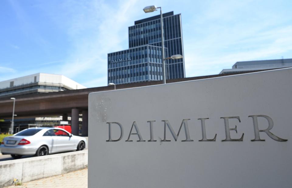 Vor dem Eingang zur Daimler Zentrale und zum Stammwerk in Stuttgart steht ein Daimler Firmenlogo. 