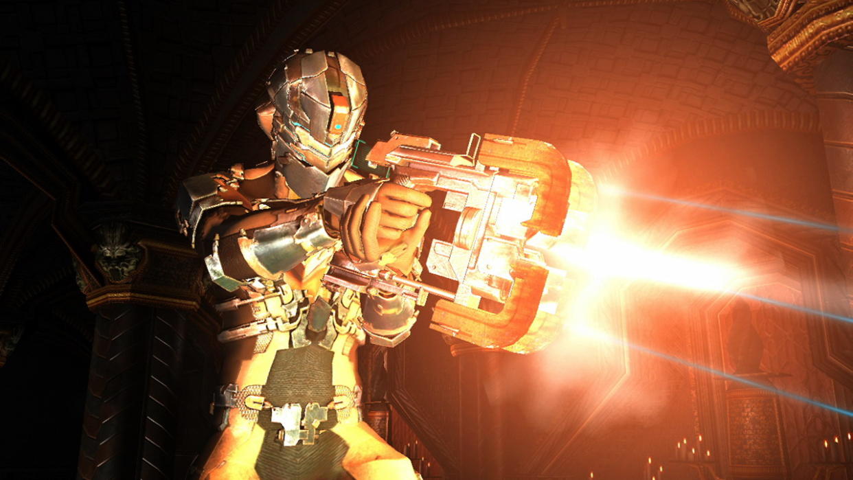  Isaac fires his gun in Dead Space 2. 