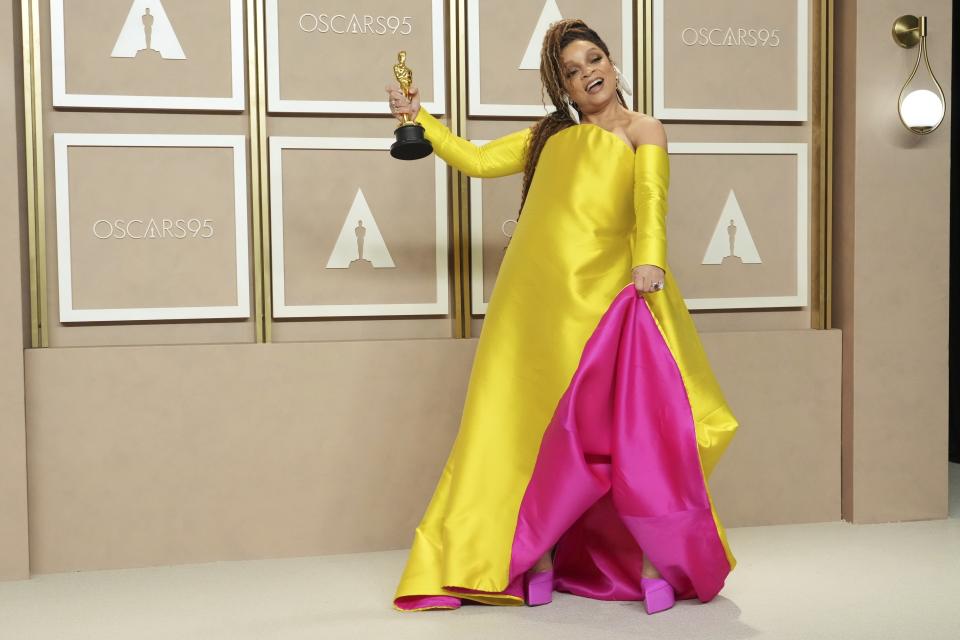 Ruth E. Carter posa con el premio a mejor diseño de vestuario por "Black Panther: Wakanda Forever" en la sala de prensa de los Oscar el domingo 12 de marzo de 2023 en el Teatro Dolby en Los Angeles. (Foto Jordan Strauss/Invision/AP)