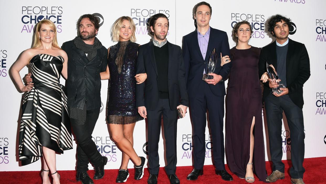 LOS ANGELES, CA - JANUARY 06:  (L-R) Actors Melissa Rauch, Johnny Galecki, Kaley Cuoco, Simon Helberg, Jim Parsons, Mayim Bialik and Kunal Nayyar, winners of Favorite Network TV Comedy and Favorite TV Show for 
