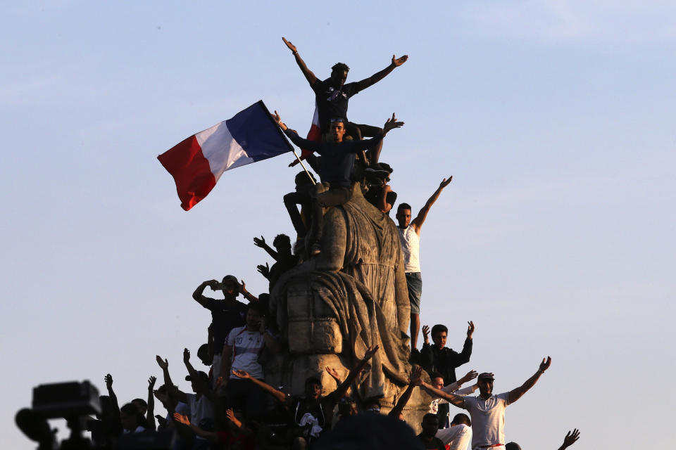 <p>Fans warten am Place de la Concorde in Paris auf die Rückkehr der französischen Fußball-Nationalmannschaft. Nach einer Fahrt über die Champs-Élysées in einem offenen Bus wird es für das siegreiche WM-Team eine Gartenparty bei Präsident Emmanuel Macron geben. (Bild: AP Photo) </p>