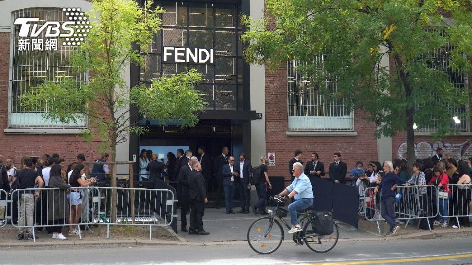 Fendi2024春夏時裝秀場外聚集大批民眾圍觀。（圖/區國強攝）