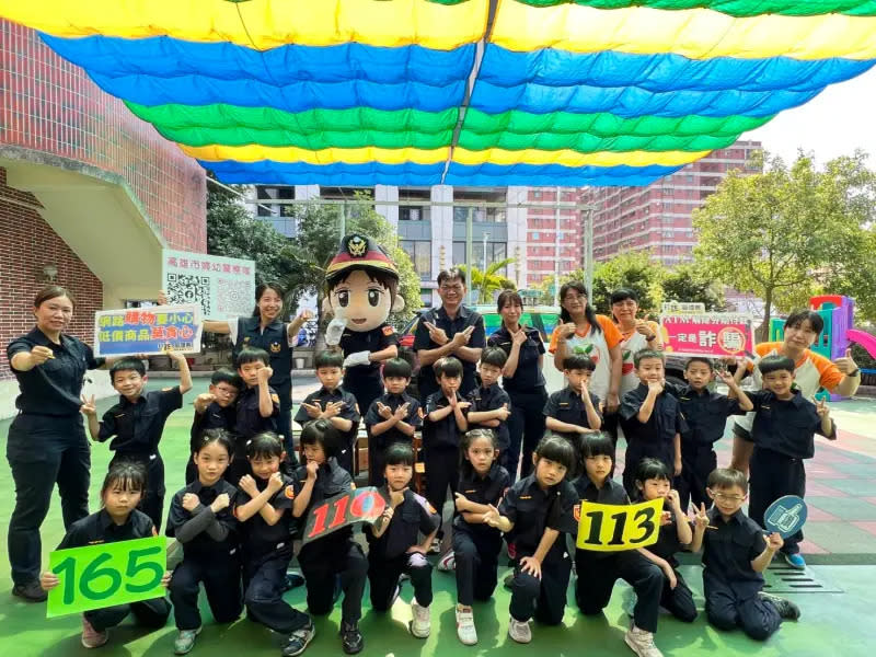 ▲高市警局婦幼隊舉辦「小小警察體驗營」。小朋友們迫不及待要穿上制服變身帥氣警察，擺出各式各樣超萌的英姿拍照相當「卡哇依」。（圖／高市警婦幼隊提供）