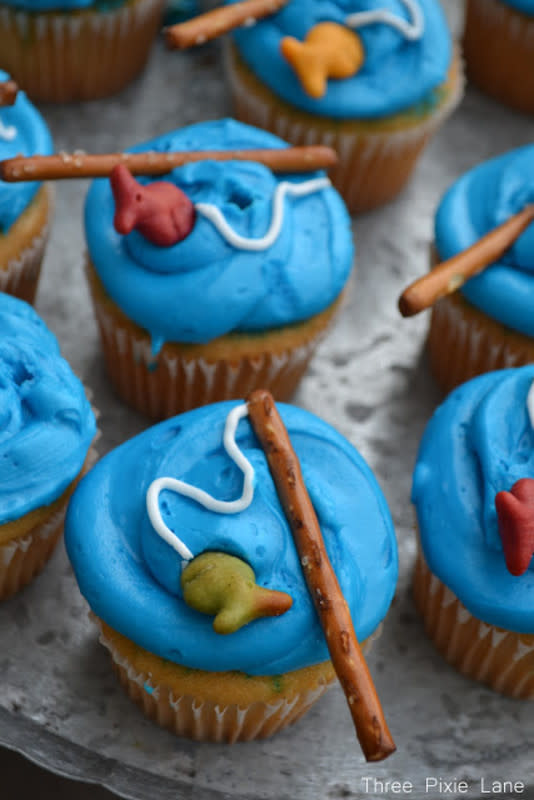 <p>Three Pixie Lane</p><p>If you know a dad who loves to fish...he will love these easy-to-make cupcakes!</p><p><strong>Get the recipe: <a href="http://threepixielane.blogspot.com/2012/09/two-parties-fishin-and-lilly-picnic.html" rel="nofollow noopener" target="_blank" data-ylk="slk:Fishing Cupcakes;elm:context_link;itc:0;sec:content-canvas" class="link rapid-noclick-resp">Fishing Cupcakes</a></strong></p>