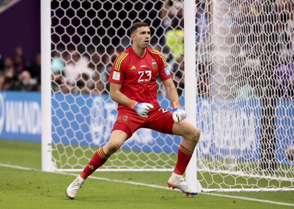 Emiliano Martínez y sus bailes contribuyen a la presión sobre los tiradores y aficionados rivales. (Foto: Jean Catuffe/Getty Images)