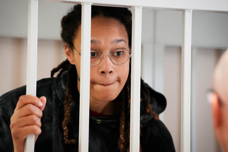Brittney Griner, detenida en Rusia, en un juicio que aún continúa y genera diferentes reacciones por todo el mundo