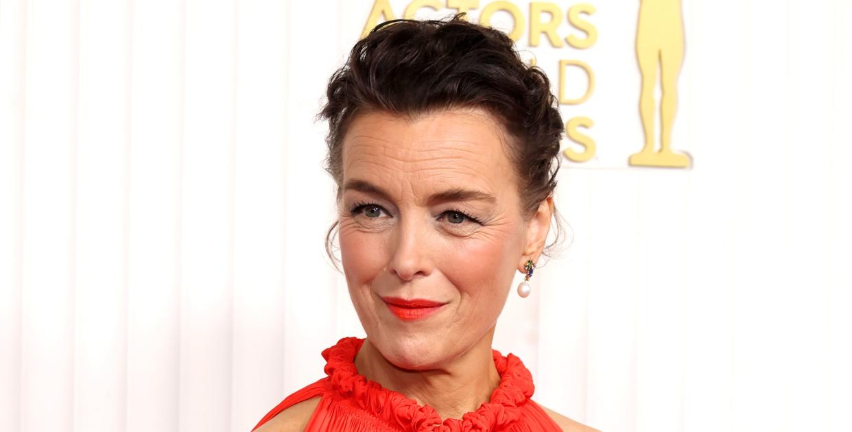 olivia williams attends the 29th annual screen actors guild awards in a light red dress and shiny purse