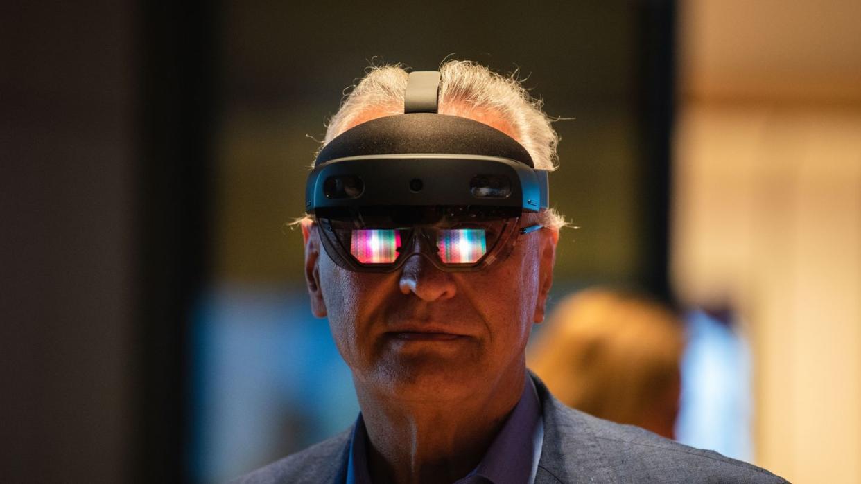 Der bayerische Innenminister Joachim Herrmann im August 2020 mit einer "Hololens 2" von Microsoft.