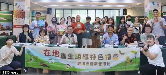 南市勞工局辦在地創生特色禮盒評選，勞工局長王鑫基期許攜手民間團體及企業共同推廣臺南，也讓創意被各界看見。（記者李嘉祥攝）