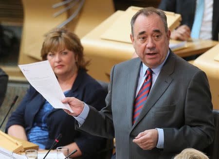 Scotland's First Minister, Alex Salmond (R), addresses Members of the Scottish Parliament (MSP), during First Minister's Question Time, the last before Scotland votes in a referendum on independence, in Edinburgh August 21, 2014. REUTERS/Paul Hackett