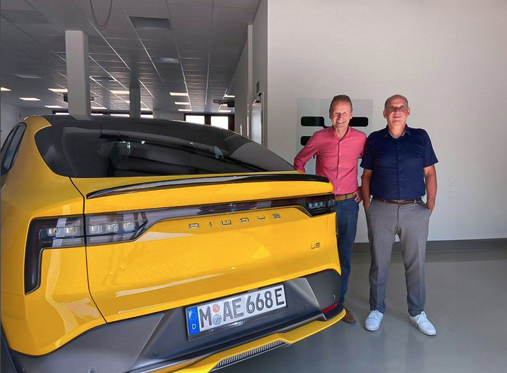 Herbert Diess (l.) mit Aiways-Statthalter Alexander Klose am SUV-Stromer U6 in München: „Ist nichts dran“, schreibt VWs Ex-CEO zu Spekulationen über ein Engagement beim E-Autobauer aus China. - Copyright: Aiways/Screenshot LinkedIn