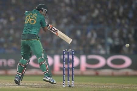 Cricket - India v Pakistan- World Twenty20 cricket tournament - Kolkata, India, 19/03/2016. Pakistan's Umar Akmal plays a shot. REUTERS/Rupak De Chowdhuri