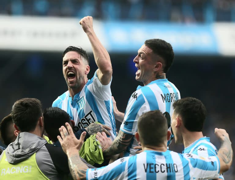 Hauche, en lo más alto del alborozado festejo de Racing
Festejo de Gabriel Hauche