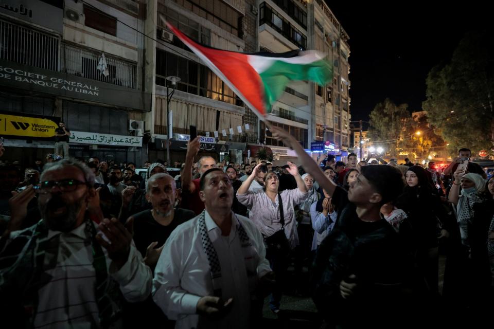 加薩醫院遭炸毀導致500人死亡後，黎巴嫩真主黨呼籲人民上街示威。路透社
