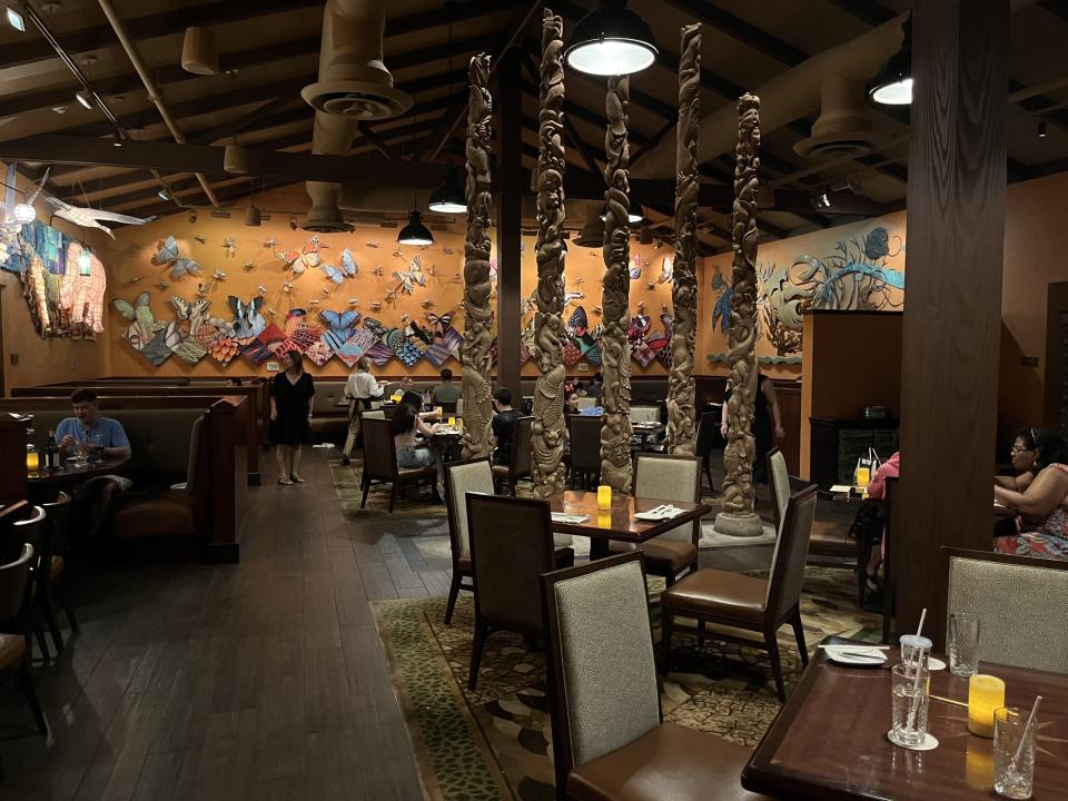 Landscape view of Grand Gallery dining room in Tiffins.