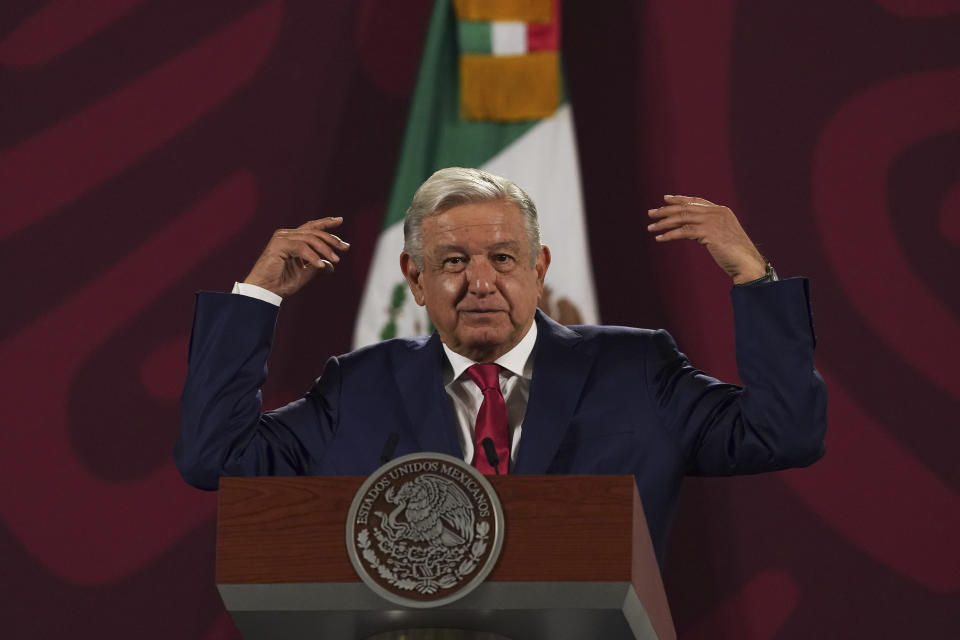 El presidente mexicano Andrés Manuel López Obrador da su conferencia de prensa matutina diaria en el Palacio Nacional de la Ciudad de México, el lunes 14 de noviembre de 2022. (AP Foto/Marco Ugarte)