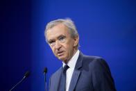 <p>Er ist der erste Europäer in der Liste und Wiedereinsteiger in die Forbes Top Ten: Bernard Arnault, französischer Unternehmer und Kopf des Luxusgüterkonzerns LVMH. Arnaults Vermögen stieg von 41,5 Milliarden 2017 auf geschätzte 72 Milliarden US-Dollar im aktuellen Jahr: Rekordergebnisse bei LVMH und ein Megadeal, der Christian Dior fast vollständig aufkaufte, steigerten Arnaults Vermögen innerhalb eines Jahres um 30,5 Milliarden US-Dollar. An Geschäftssinn mangelt es dem 69-jährigen fünffachen Vater und Kunstsammler offensichtlich nicht – sonst wäre er wohl auch nicht im legendären „Three-comma-Club“. </p>