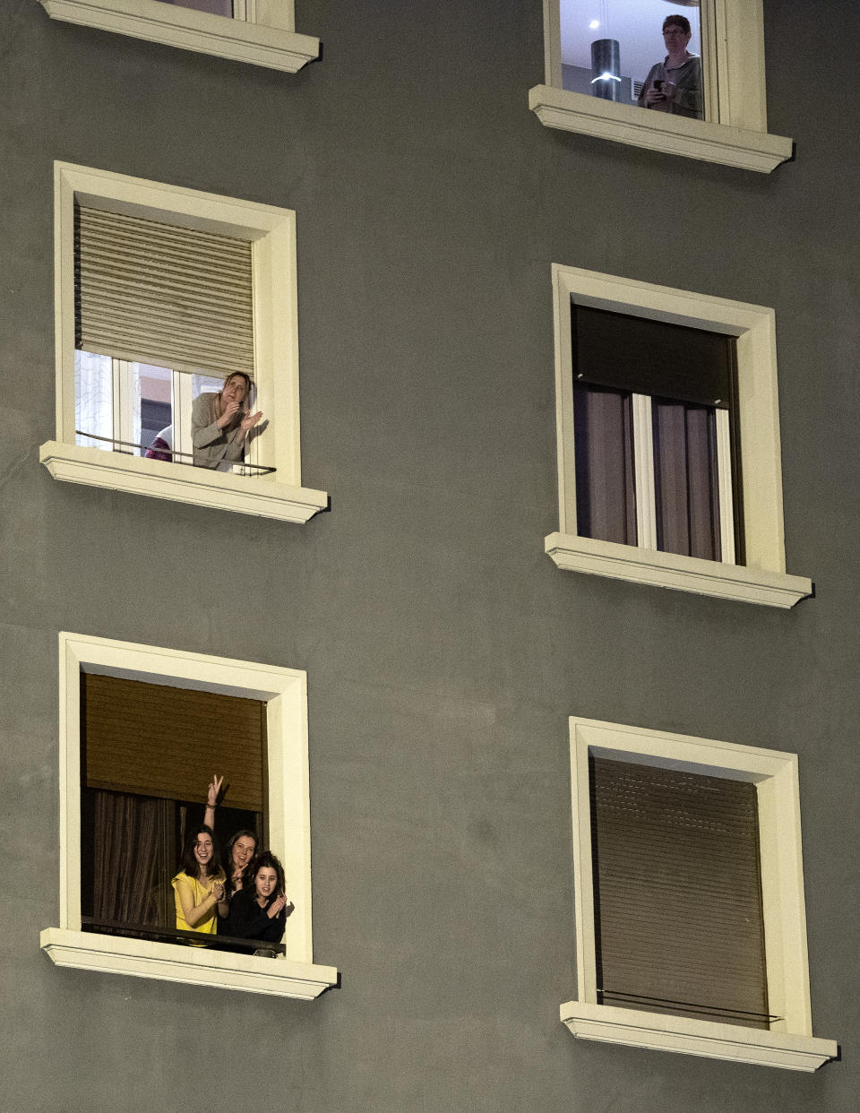 Varias personas aplauden desde sus ventanas a los sanitarios en Barcelona. (Foto: David Ramos / Getty Images).