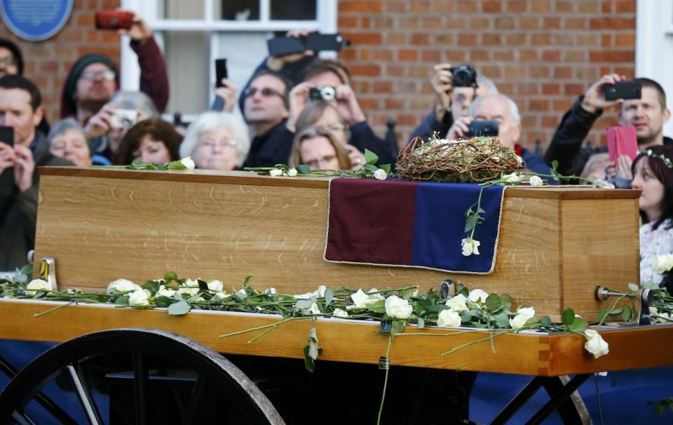 Der Sarg mit den Gebeinen des Königs wurde am Sonntag in die Kathedrale von Leicester gebracht.