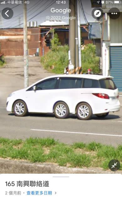網友在Google街景圖上看見一輛有「6顆輪胎」的轎車。（圖／翻攝自爆廢公社）