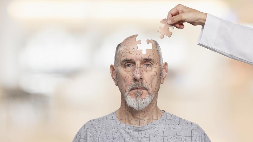 Hombre con figura de rompecabeza en el cerebro