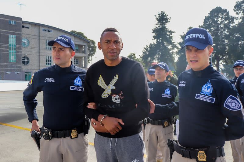 Foto del jueves del exfutbolista colombiano Jhon Viafara ecoltado por la policía antes de ser extraditado a EEUU