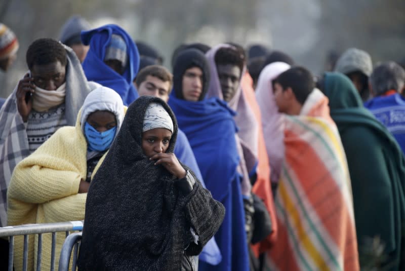 L'évacuation de la "jungle" de Calais se poursuivait mercredi. Selon la préfète, les derniers des quelque 6.000 migrants présents avant l'opération auront quitté le bidonville dans les prochaines heures. /Photo prise le 26 octobre 2016/REUTERS/Pascal Rossignol