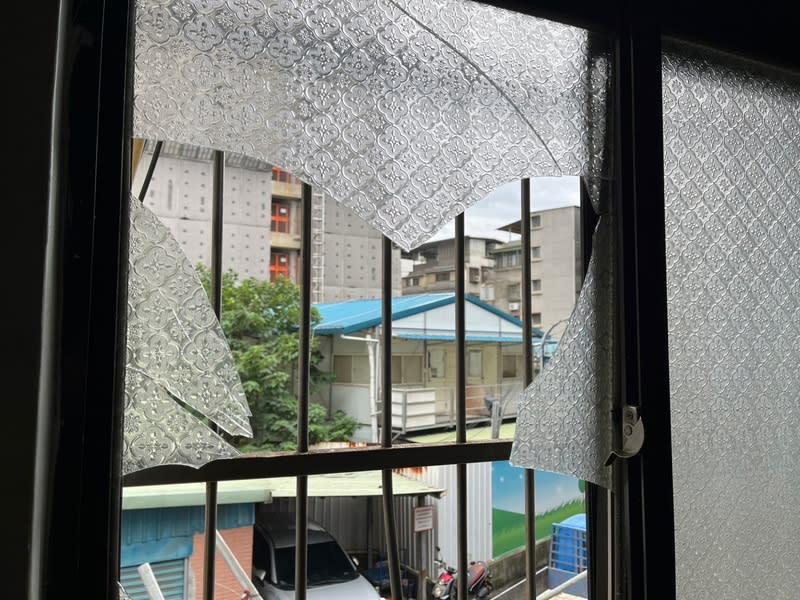 颱風卡努逼近，新北市新莊區24層樓高工地頂樓鷹架3日遭強風吹落，砸毀附近住戶窗戶。（翻攝照片／中央社） 