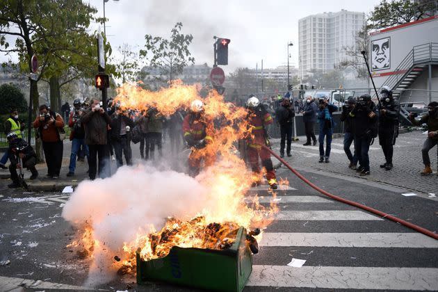 <p>La place d'Italie était samedi le théâtre de flambées de violence sporadiques. </p>