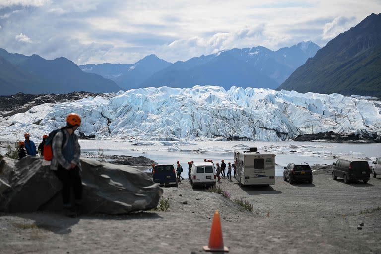 Los turistas llegan al estacionamiento para caminar hasta el hielo durante una visita guiada por el glaciar Matanuska