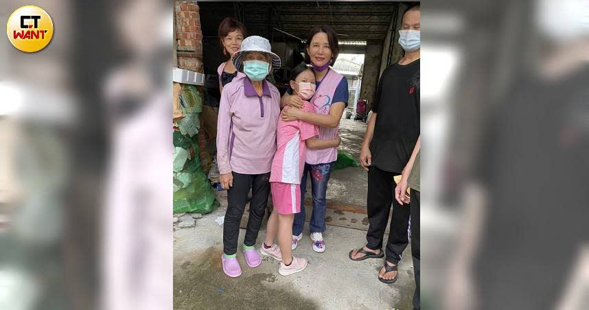 婦幼協會理事長王麗情前往探視就讀高一小哥哥受傷的家庭，獲得妹妹熱情的擁抱。（圖／讀者提供）