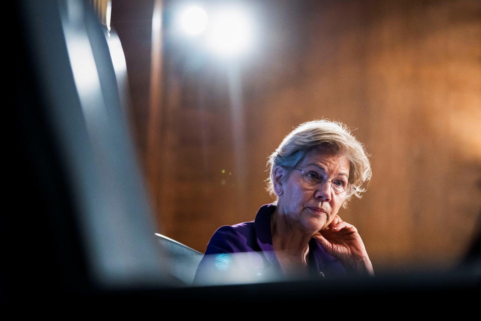 La sénatrice américaine Elizabeth Warren (D-MA) écoute le président de la Réserve fédérale, Jerome Powell, témoigne lors de l'audience du Comité sénatorial des banques intitulée 