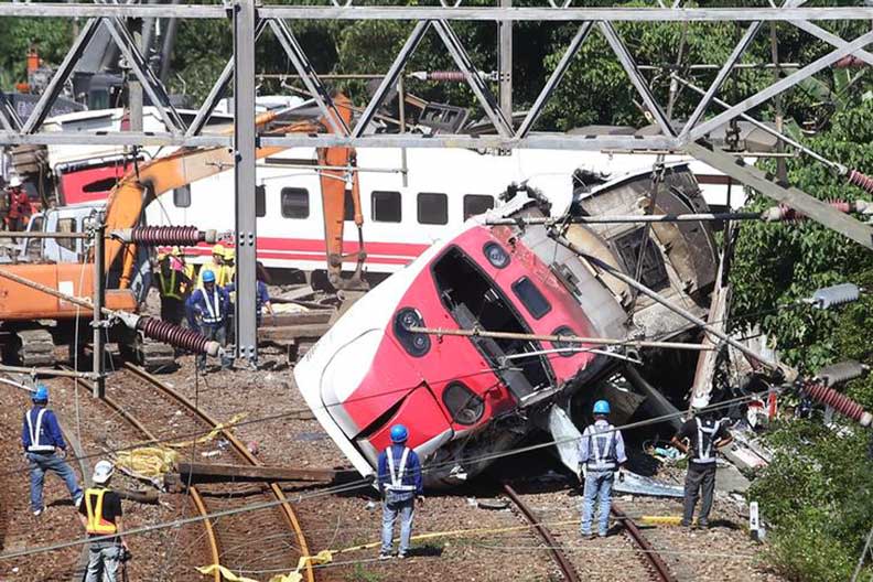 2018年10月台鐵普悠瑪事件意外現場。達志影像