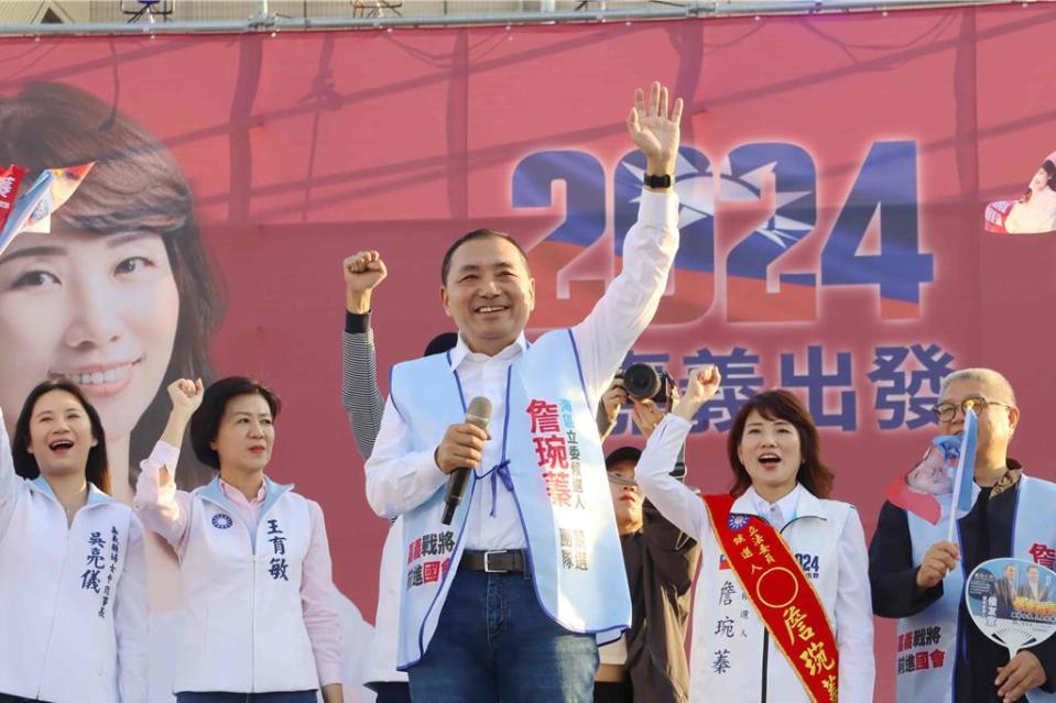 國民黨總統參選人侯友宜說自己是台灣土雞仔，曾歷經直槍實彈保護台灣，遇到壞人沒在怕，身為嘉義人，顧台灣都來不及了，不可能會親中賣台。（呂妍庭攝）