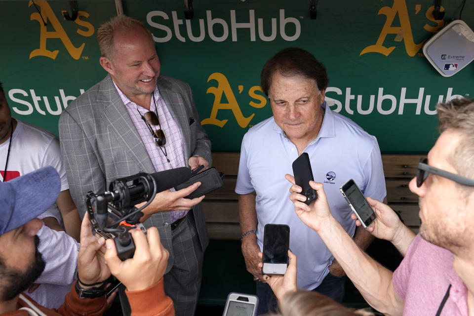 Chicago White Sox manager Tony La Russa, back right, talks to reporters in the dugout before a baseball game against the Oakland Athletics in Oakland, Calif., Sunday, Sept. 11, 2022. (AP Photo/Godofredo A. Vásquez)