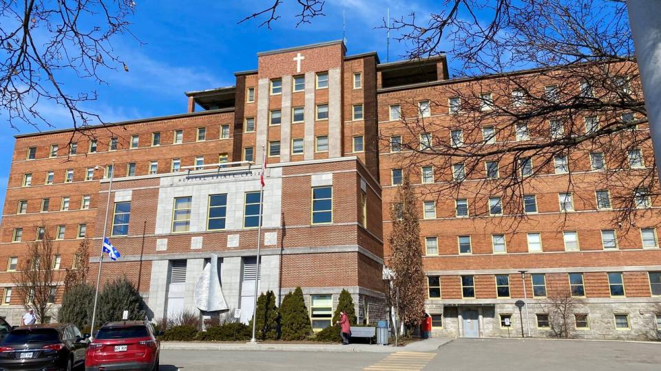 The Sainte-Croix hospital's main entrance is always locked overnight. Hospital authorities say they will modify the signs there to make sure patients clearly understand where to go when it's closed. (Martin Chabot/Radio-Canada - image credit)