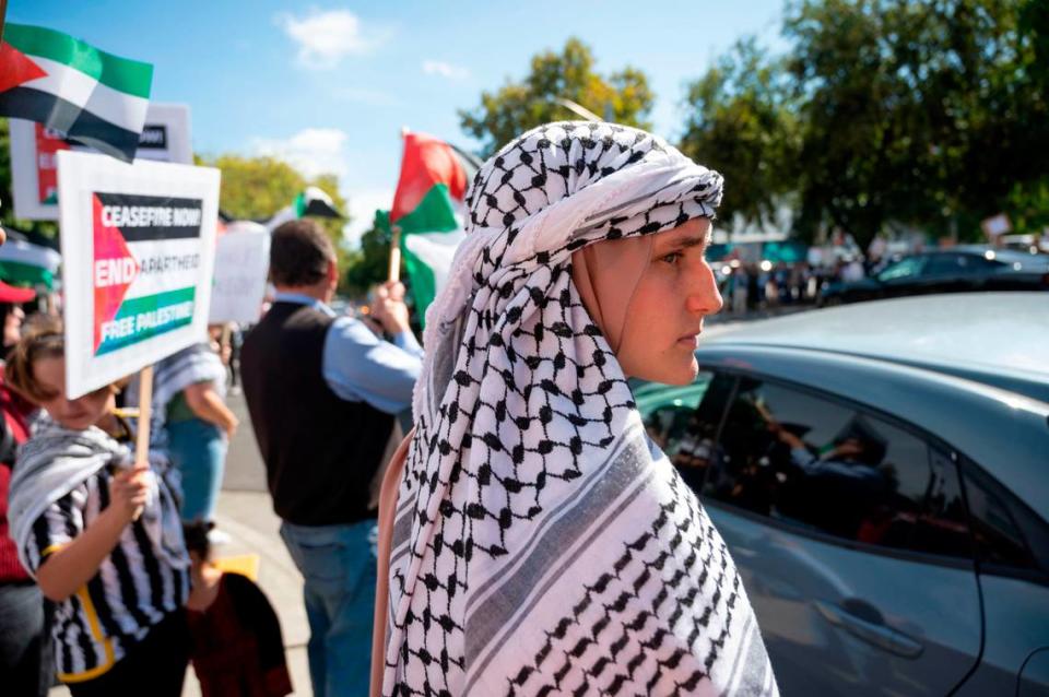 Rebekah Qinnab, de Lodi, lleva un keffiyeh durante una concentración organizada por la Coalición Regional de Sacramento por los Derechos de los Palestinos, el sábado 14 de octubre de 2023. Lezlie Sterling/lsterling@sacbee.com