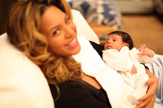 Beyoncé holding baby Blue Ivy