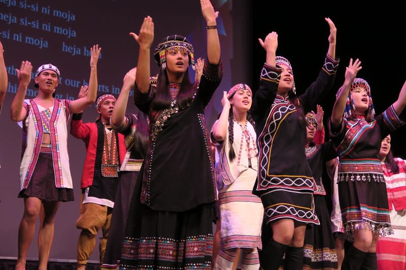 台灣原聲國際學院合唱團8日在紐約皇后劇院舉辦演唱會，團員身著原住民傳統服飾演唱「我們是團結的」等約20首歌曲。（中央社）
