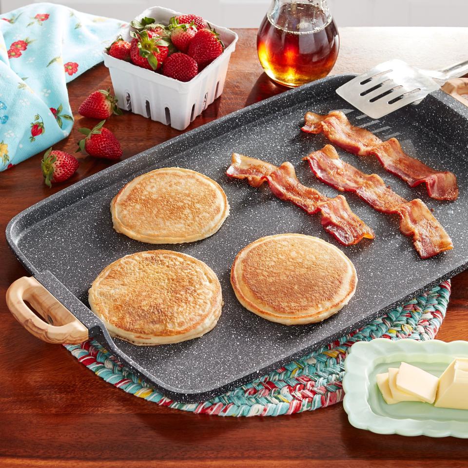 1) The Pioneer Woman Prairie Signature Cast Aluminum Double Griddle