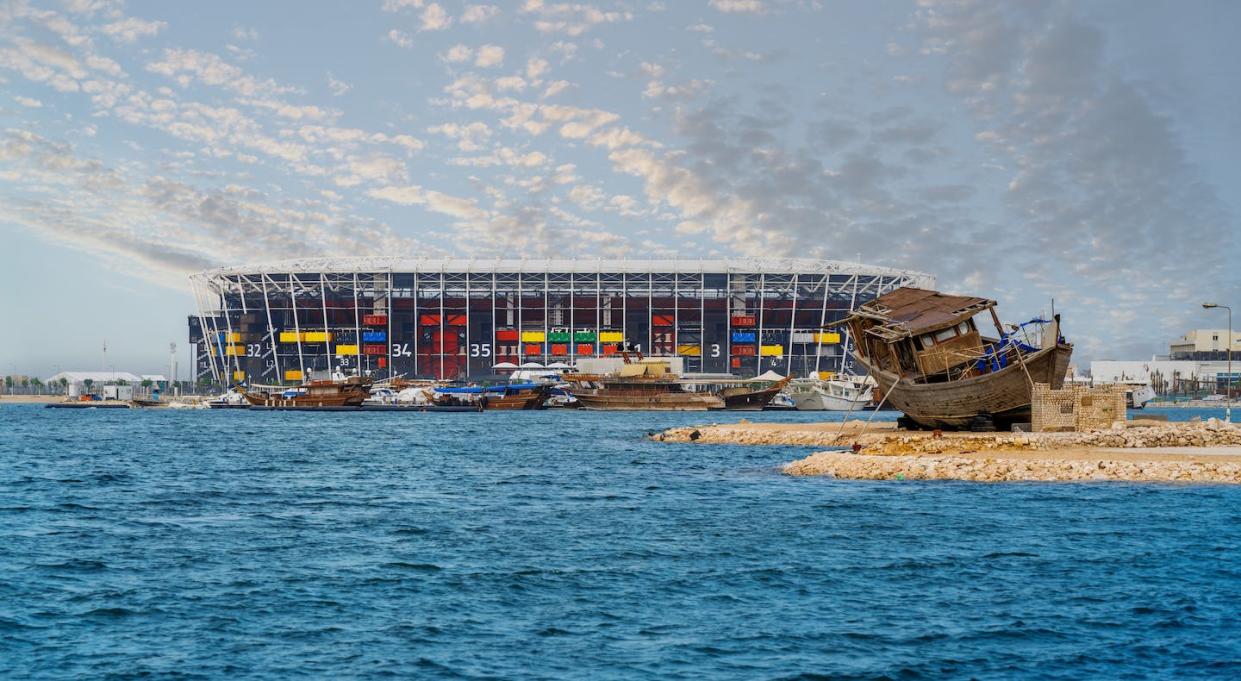 El estadio 974 de Catar, construido con esa cantidad de contenedores. <a href="https://www.shutterstock.com/es/image-photo/stadium-974-one-venue-qatar-2022-2183717405" rel="nofollow noopener" target="_blank" data-ylk="slk:Shutterstock / Sanjay JS;elm:context_link;itc:0;sec:content-canvas" class="link ">Shutterstock / Sanjay JS</a>