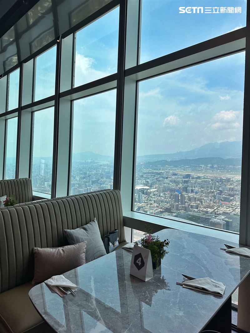 「饗A JOY」坐落台北101第86樓，能將台北市景盡收眼底，且高挑奢華的空間讓人用餐起來相當舒適。（圖／記者劉沛妘攝影）