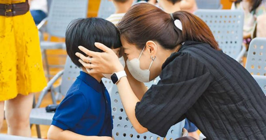 疫情爆炸，藝人郭彥均一則臉書發文，引發爭議。圖為家長趁假日帶小朋友接種疫苗的畫面。（圖／中國時報羅永銘攝）