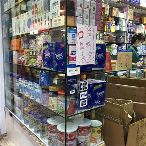 澳門藥局及上海超商架上的口罩皆搶購一空。（圖／讀者提供）