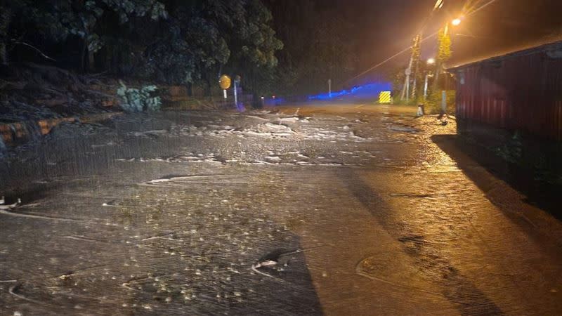 花蓮北區昨晚豪雨狂炸，造成蘇花公路台9線多路段發生土石流。（圖／翻攝畫面）