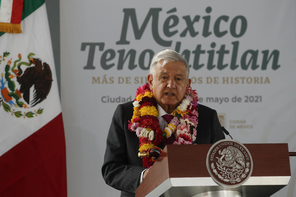 El presidente mexicano Andrés Manuel López Obrador da un discurso el jueves 13 de mayo de 2021 con motivo de los 700 años del aniversario de la fundación de Tenochtitlan, hoy Ciudad de México, en el sitio arqueológico del Templo Mayor, en la capital. (AP Foto/Eduardo Verdugo)