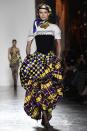 <p>También nos deslumbró esta falda con corsé incluido, de Versace. La mezcla de estampas, la creatividad del diseño y la voluminosidad de la falda, hacen de este diseño una audacia. Foto: MIGUEL MEDINA/AFP/Getty Images </p>