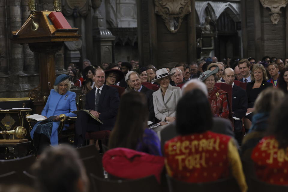La reina Camila, de izquierda a derecha, el príncipe Guillermo, el príncipe Eduardo, la duquesa Sophie y la princesa Ana en una misa por el Día de la Mancomunidad de Naciones en la Abadía de Westminster en Londres el lunes 11 de marzo de 2024. (Geoff Pugh/Pool Photo vía AP)