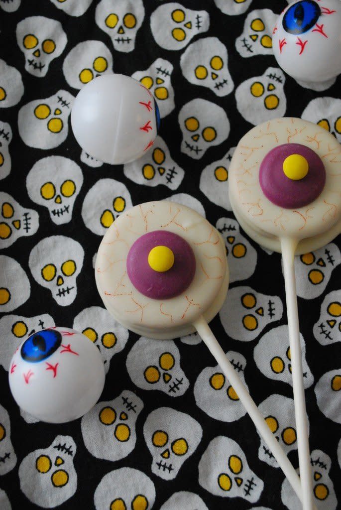 <strong>Get the <a href="http://thedomesticrebel.com/2012/10/14/eyeball-pops/" target="_blank">Eyeball Pops recipe</a>&nbsp;from The Domestic Rebel</strong>